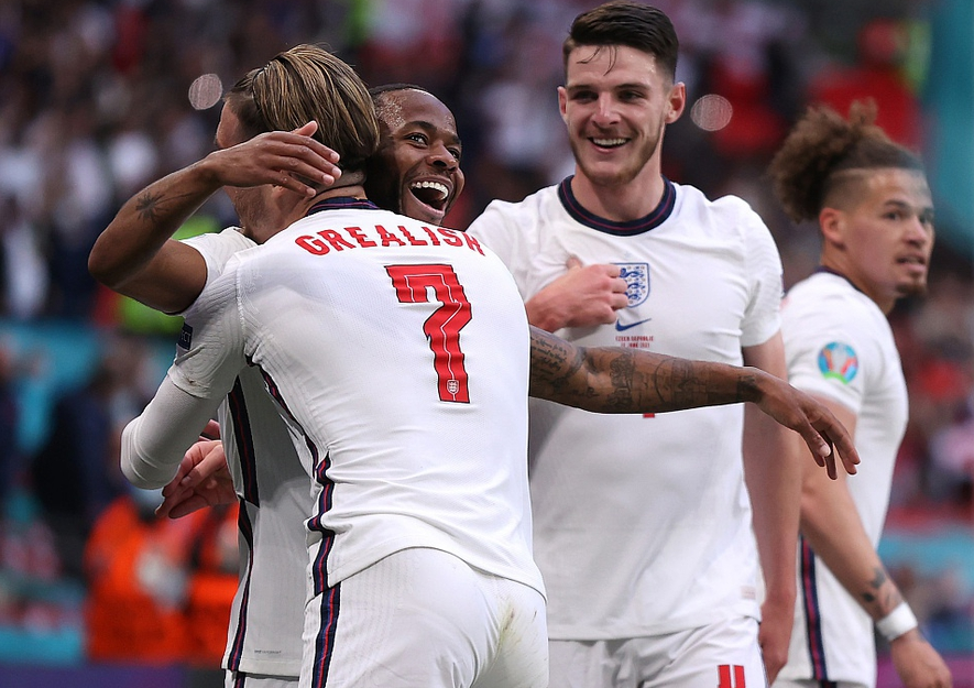 脚将球送向 脚将球送向